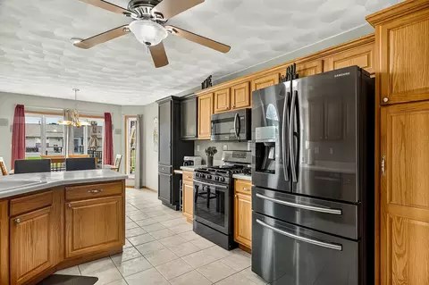 Kitchen - 11074 Lemon Grass Ln, Roscoe, IL 61073 photo 4 of 7