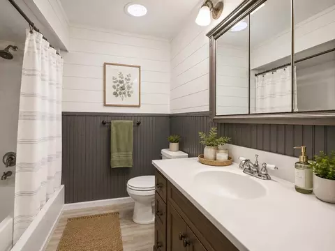 Bath - 3919 Falling Leaf Dr, Rockford, IL 61109 photo 1 of 2