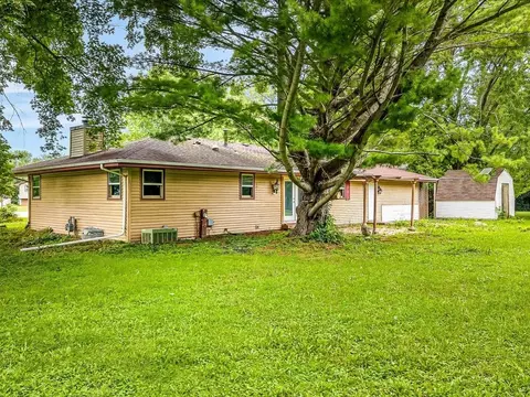 Exterior - 3919 Falling Leaf Dr, Rockford, IL 61109 photo 4 of 5
