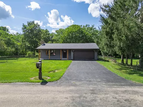 Exterior - 6816 Stardust Trl, Roscoe, IL 61073 photo 2 of 6
