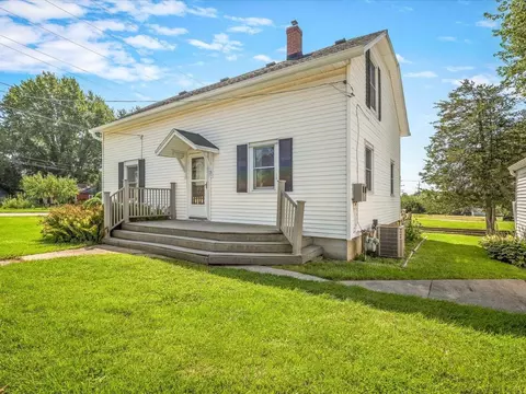 15 W Walnut St, Cedarville, IL 61013