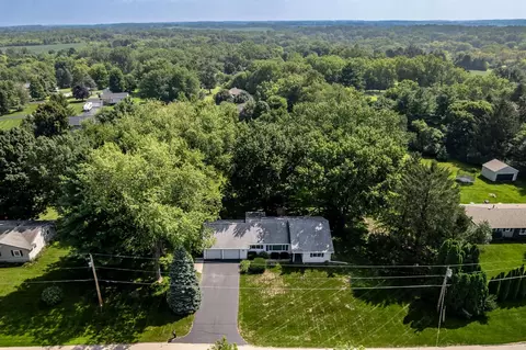 13591 Beaver Dr, Roscoe, IL 61073 photo 2