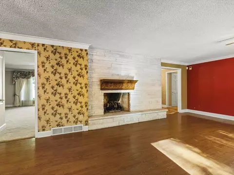 Living - 4007 Landstrom Rd, Rockford, IL 61114 photo 3 of 12