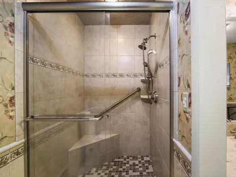 Bath - 4007 Landstrom Rd, Rockford, IL 61114 photo 3 of 7