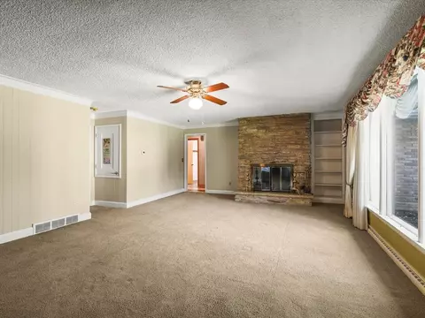 Living - 4007 Landstrom Rd, Rockford, IL 61114 photo 6 of 12