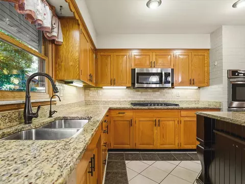 Kitchen - 4007 Landstrom Rd, Rockford, IL 61114 photo 5 of 8