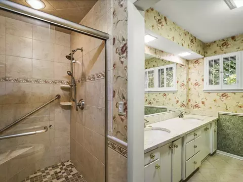 Bath - 4007 Landstrom Rd, Rockford, IL 61114 photo 6 of 7
