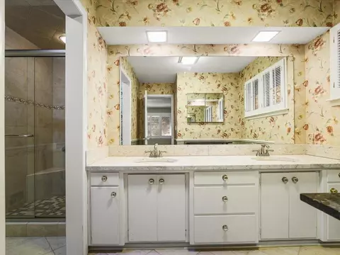Bath - 4007 Landstrom Rd, Rockford, IL 61114 photo 2 of 7