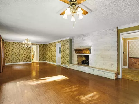 Living - 4007 Landstrom Rd, Rockford, IL 61114 photo 2 of 12