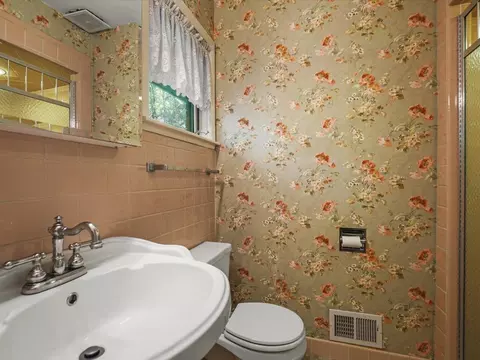 Bath - 4007 Landstrom Rd, Rockford, IL 61114 photo 4 of 7