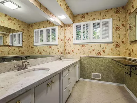 Bath - 4007 Landstrom Rd, Rockford, IL 61114 photo 1 of 7