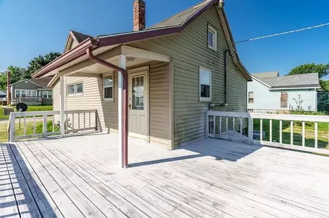 Exterior - 934 E Garden St, Freeport, IL 61032 photo 7 of 9