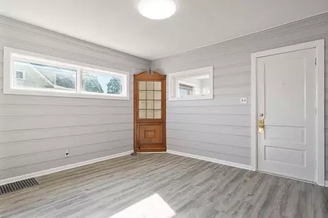 Living - 934 E Garden St, Freeport, IL 61032 photo 6 of 6