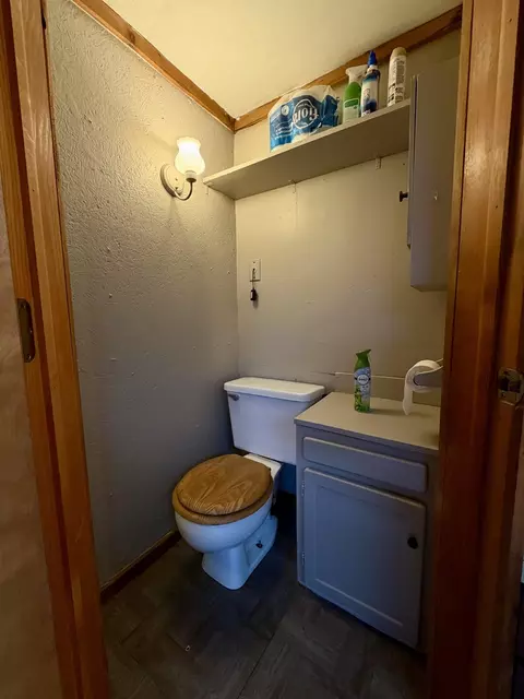 Bath - 5303 Riverview Rd, Thomson, IL 61285 photo 2 of 2