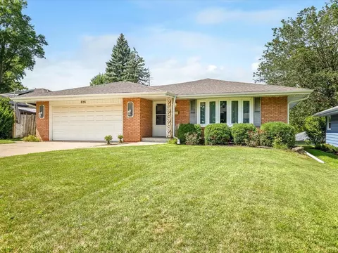 815 Parkside Dr, Rockford, IL 61108