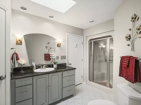 Bath - 572 Baintree Rd, Lake Summerset, IL 61019 photo 2 of 4