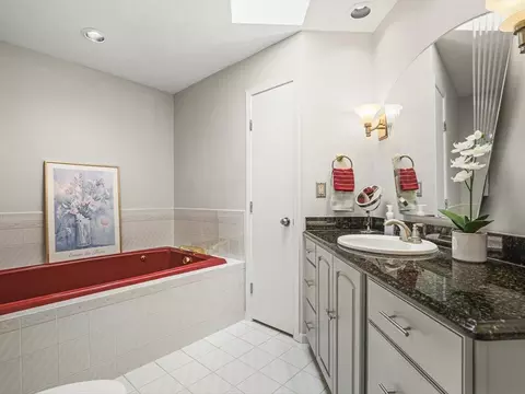 Bath - 572 Baintree Rd, Lake Summerset, IL 61019 photo 1 of 4