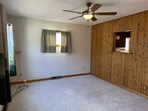 Living - 638 W Ringold, Freeport, IL 61032 photo 6 of 9
