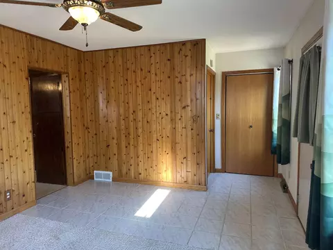 Living - 638 W Ringold, Freeport, IL 61032 photo 7 of 9