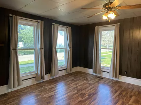 Living - 638 W Ringold, Freeport, IL 61032 photo 2 of 9