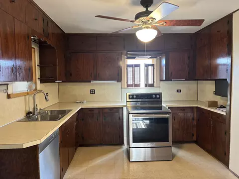 Kitchen - 638 W Ringold, Freeport, IL 61032 photo 2 of 2