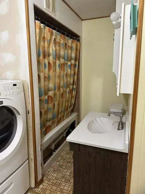 Bath - 638 W Ringold, Freeport, IL 61032 photo 1 of 1
