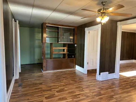Living - 638 W Ringold, Freeport, IL 61032 photo 3 of 9