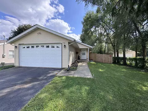 837 Maple Ave, Machesney Park, IL 61115