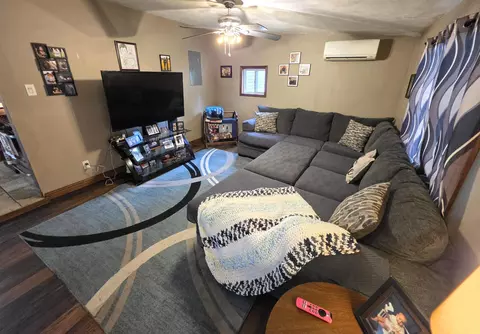 Living - 808 Tomahawk Dr, Ottawa, IL 61350 photo 9 of 11