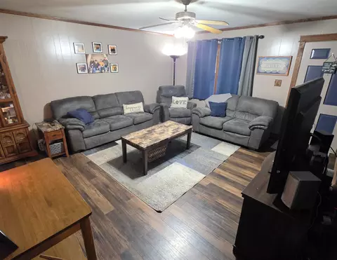 Living - 808 Tomahawk Dr, Ottawa, IL 61350 photo 1 of 11