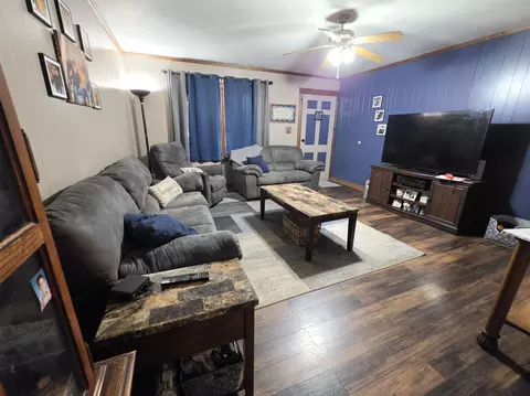 Living - 808 Tomahawk Dr, Ottawa, IL 61350 photo 10 of 11