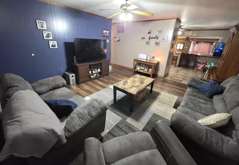 Living - 808 Tomahawk Dr, Ottawa, IL 61350 photo 11 of 11