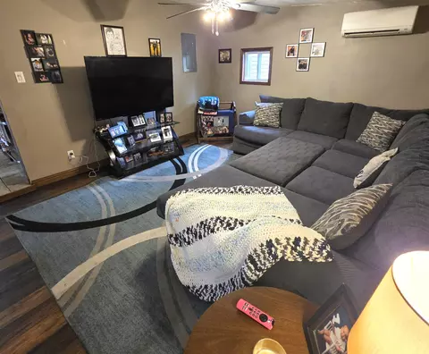 Living - 808 Tomahawk Dr, Ottawa, IL 61350 photo 8 of 11