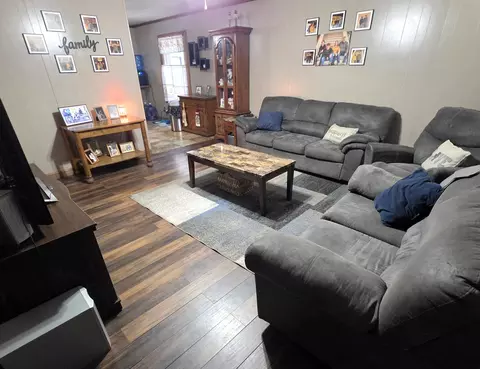 Living - 808 Tomahawk Dr, Ottawa, IL 61350 photo 3 of 11