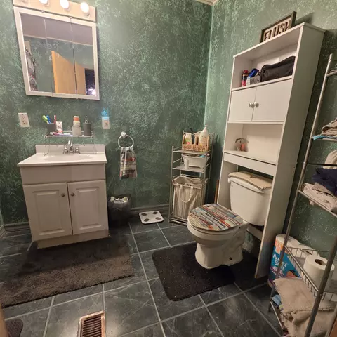 Bath - 808 Tomahawk Dr, Ottawa, IL 61350 photo 1 of 4
