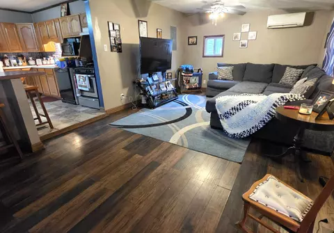 Living - 808 Tomahawk Dr, Ottawa, IL 61350 photo 6 of 11