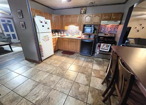 Kitchen - 808 Tomahawk Dr, Ottawa, IL 61350 photo 2 of 5