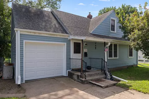 713 River Park Dr, Loves Park, IL 61111