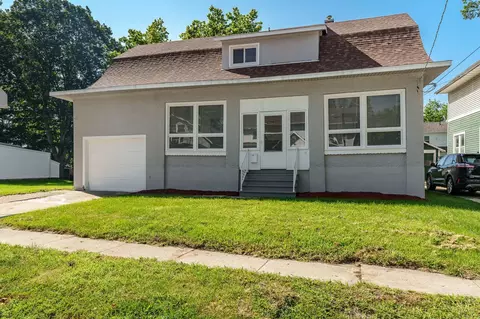 Exterior - 103 E Roosevelt St, Freeport, IL 61032 photo 2 of 10