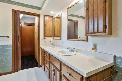 Bath - 103 E Roosevelt St, Freeport, IL 61032 photo 2 of 3