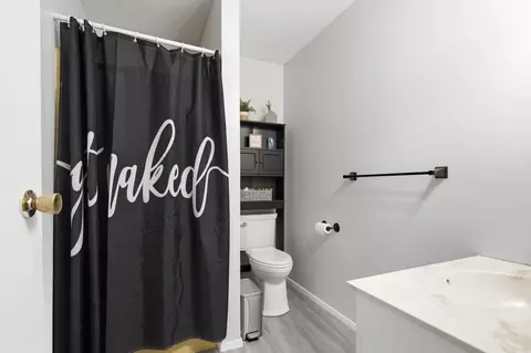 Bath - 648 Alamo Dr, Freeport, IL 61032 photo 2 of 4