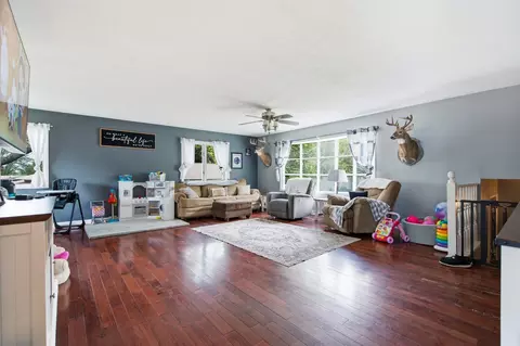 Living - 648 Alamo Dr, Freeport, IL 61032 photo 1 of 2