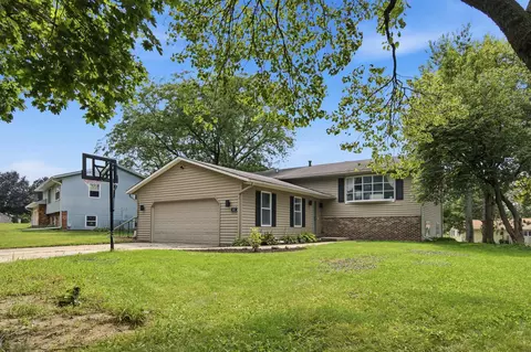 Exterior - 648 Alamo Dr, Freeport, IL 61032 photo 4 of 6
