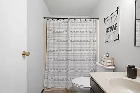 Bath - 648 Alamo Dr, Freeport, IL 61032 photo 1 of 4