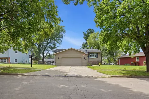 Exterior - 648 Alamo Dr, Freeport, IL 61032 photo 2 of 6