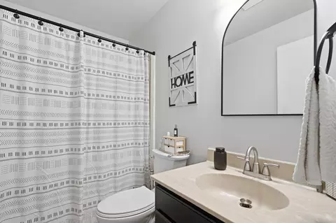 Bath - 648 Alamo Dr, Freeport, IL 61032 photo 3 of 4