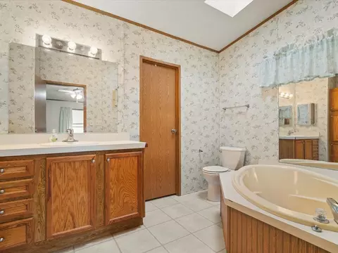 Bath - 2134 Iris Ave, Belvidere, IL 61008 photo 1 of 3