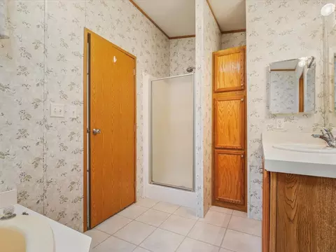 Bath - 2134 Iris Ave, Belvidere, IL 61008 photo 2 of 3