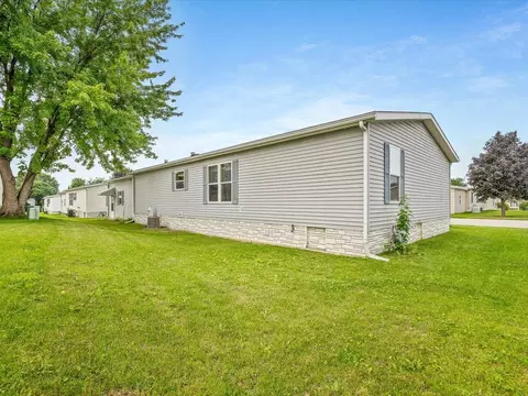 Exterior - 2134 Iris Ave, Belvidere, IL 61008 photo 5 of 9