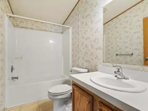 Bath - 2134 Iris Ave, Belvidere, IL 61008 photo 3 of 3
